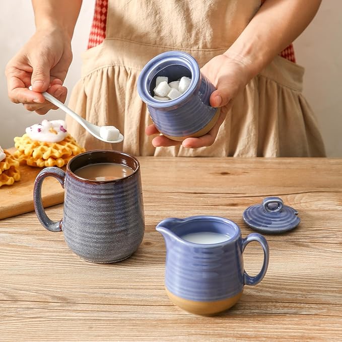 Juego de azúcar y crema vintage  de porcelana con cuchara y tapa.